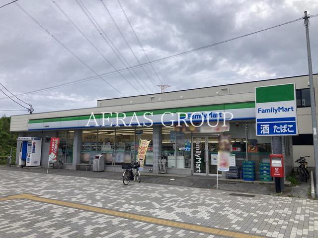 コンビニ　ファミリーマート 小室駅前店（コンビニ）まで670m
