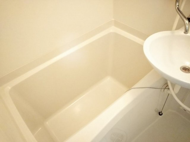 バス・シャワールーム　バス・トイレ別です。仕様が異なる場合があります。