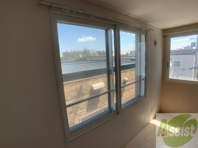 バルコニー　大きな窓がありますので風通しが良さそう。