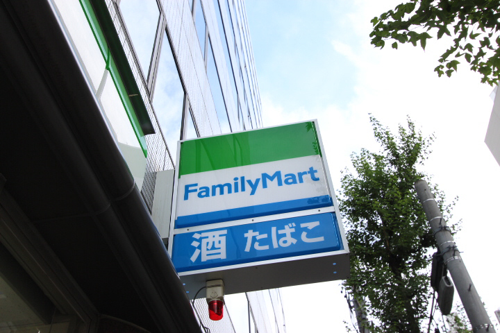 コンビニ　ファミリーマート（コンビニ）まで190m