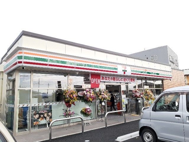 コンビニ　セブンイレブン富士宮小泉店（コンビニ）まで700m