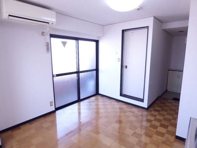 居室・リビング　エアコン、照明付きのお部屋です
