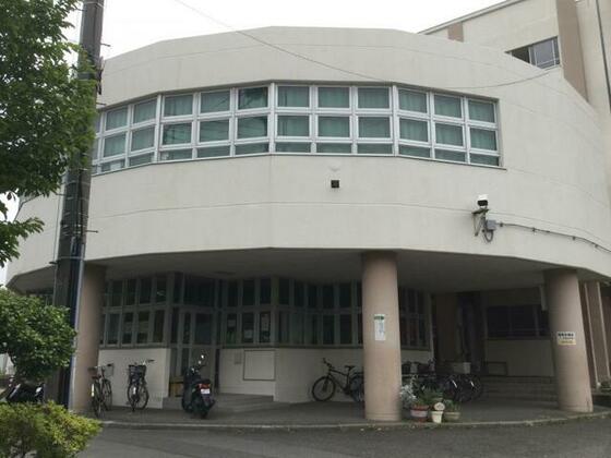中学校　横浜市立六浦中学校（中学校）まで809m