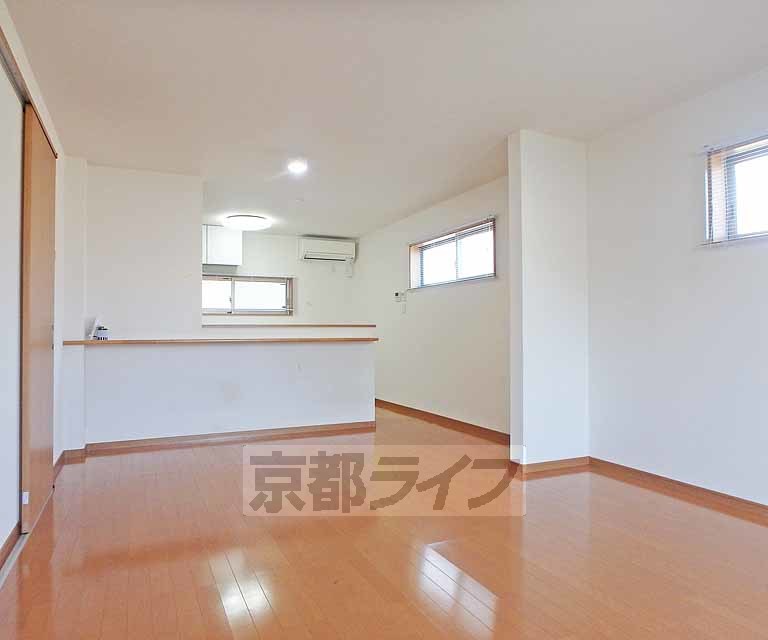 居室・リビング　南東角地の２０１４年築の戸建てです。シャッター付き駐車...