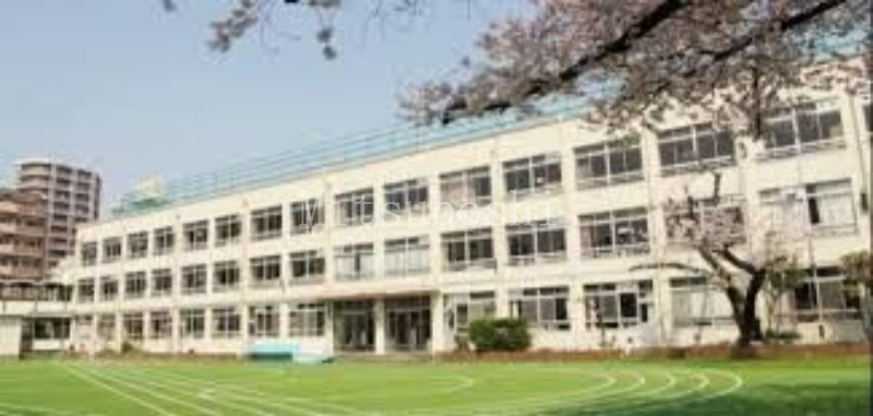 小学校　新宿区立落合第三小学校（小学校）まで899m