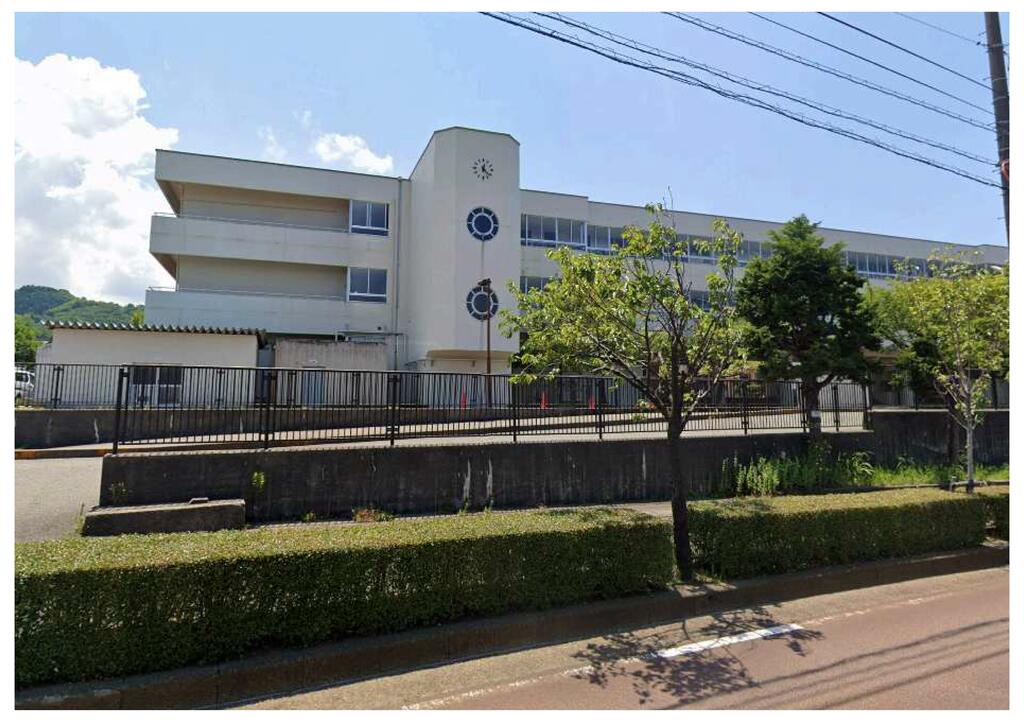 中学校　金沢市立高尾台中学校（中学校）まで903m