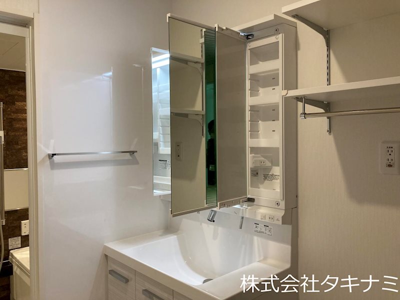洗面設備　三面鏡収納