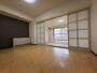 居室・リビング　日当たりが良くて心地よく過ごせそうなお部屋です。