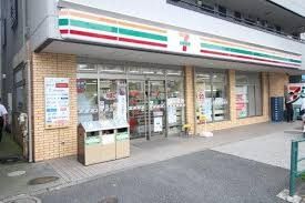コンビニ　セブンイレブン北区志茂駅前店（コンビニ）まで580m