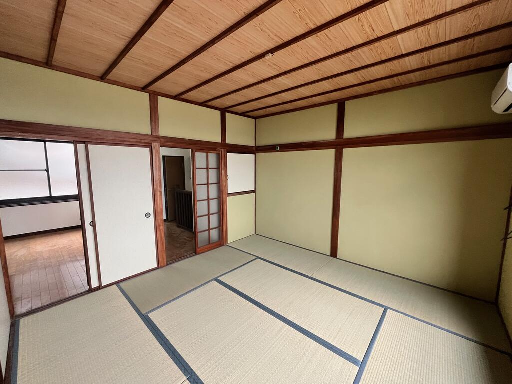 塩屋町四丁目貸戸建の居間写真
