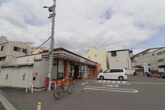 コンビニ　セブンイレブン摂津鳥飼西2丁目店（コンビニ）まで94m
