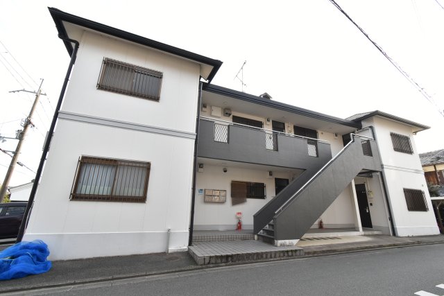 建物外観　阪急西山天王山駅徒歩15分。緑豊かな住宅地に佇む鉄骨造。