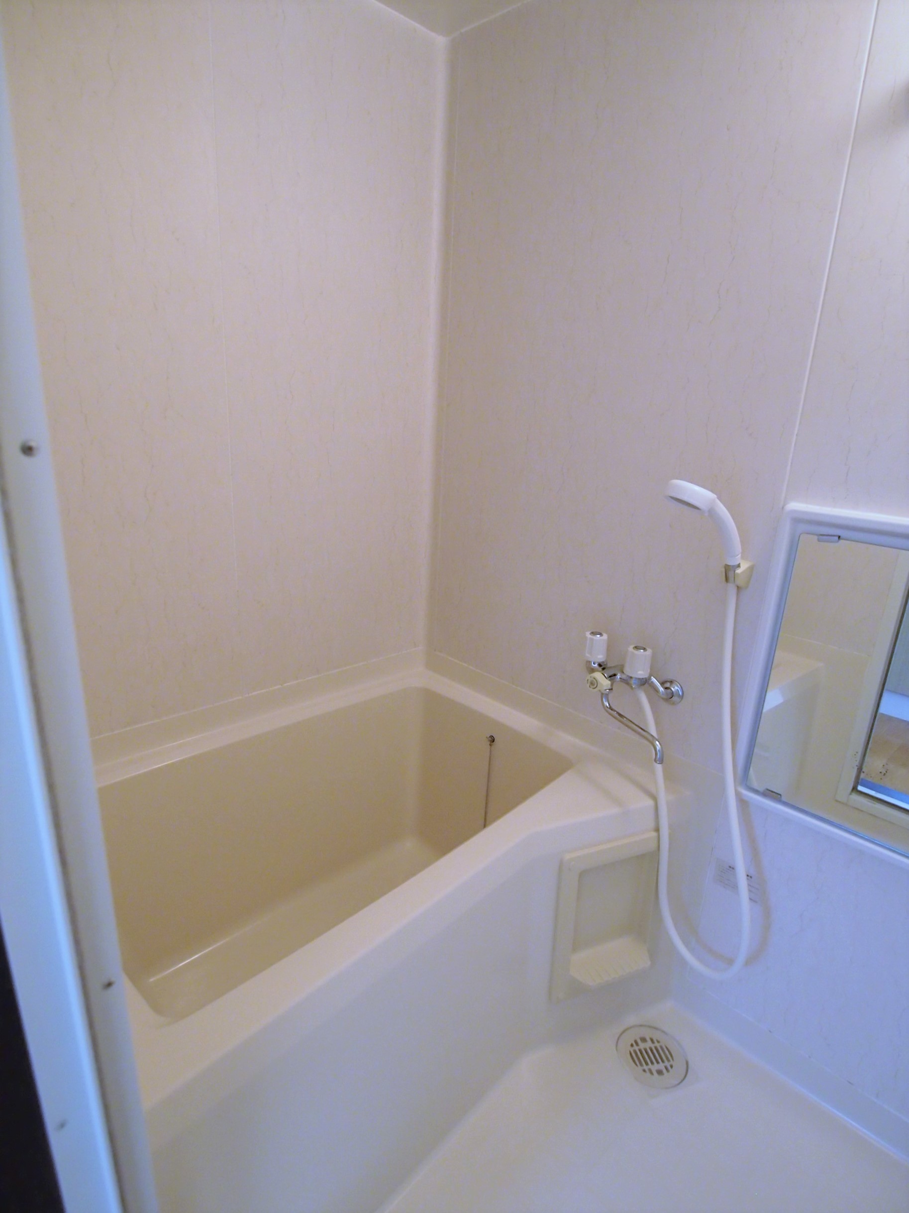 バス・シャワールーム　追い焚き機能付。コンパクトな浴室はお手入れが楽です。