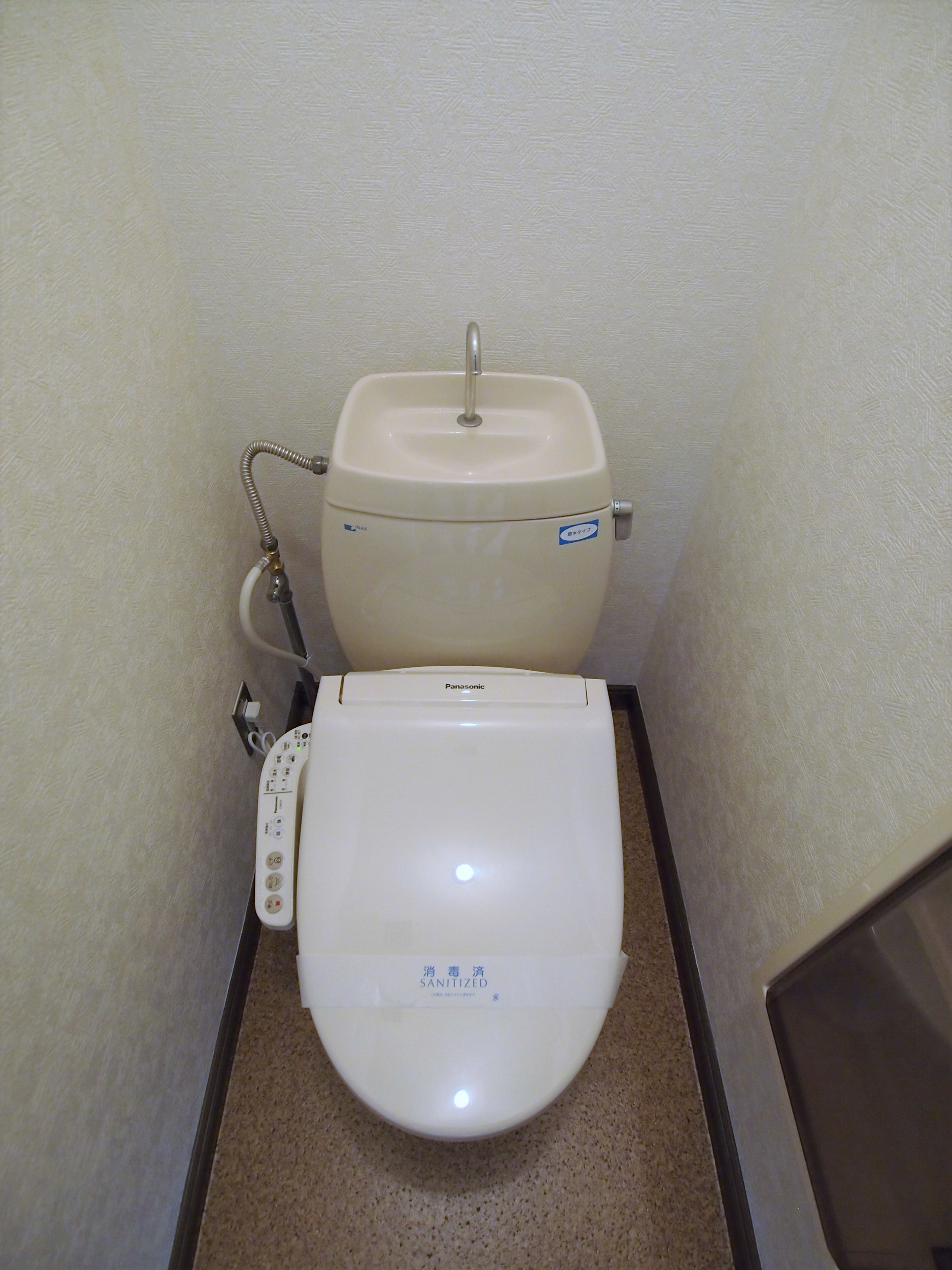 トイレ　快適な温水洗浄便座付き。ペーパーホルダーあります。