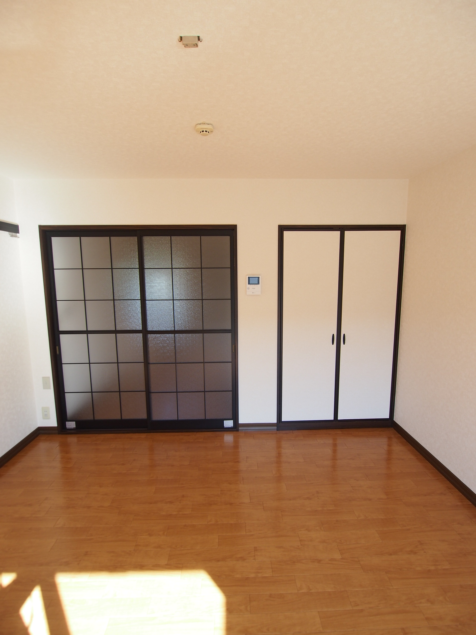 居室・リビング　居室8.0帖　フローリングなのでお掃除しやすいです。