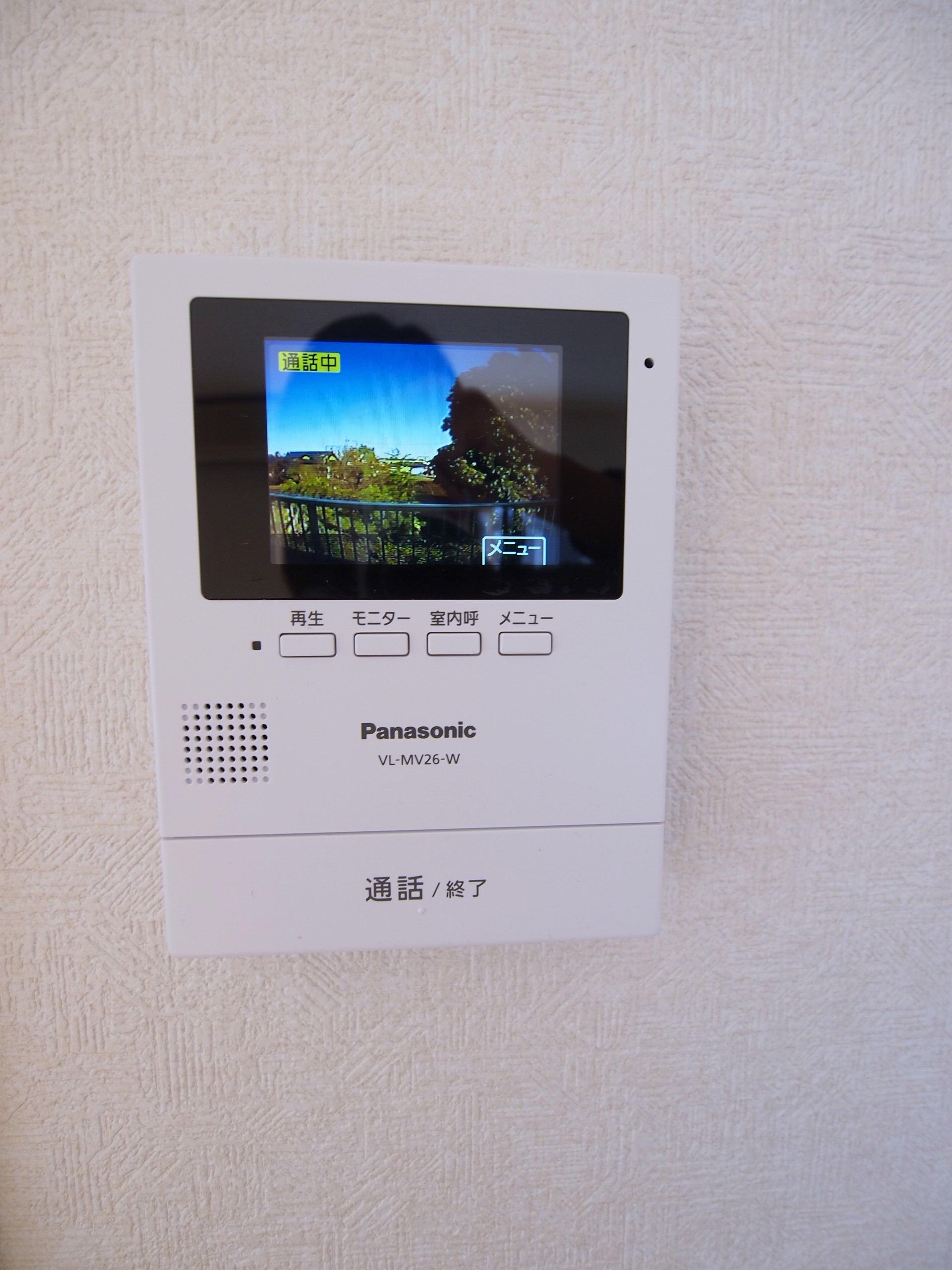 セキュリティ　TVドアホンがあると、急な来客でもドアを開けずに対応できます