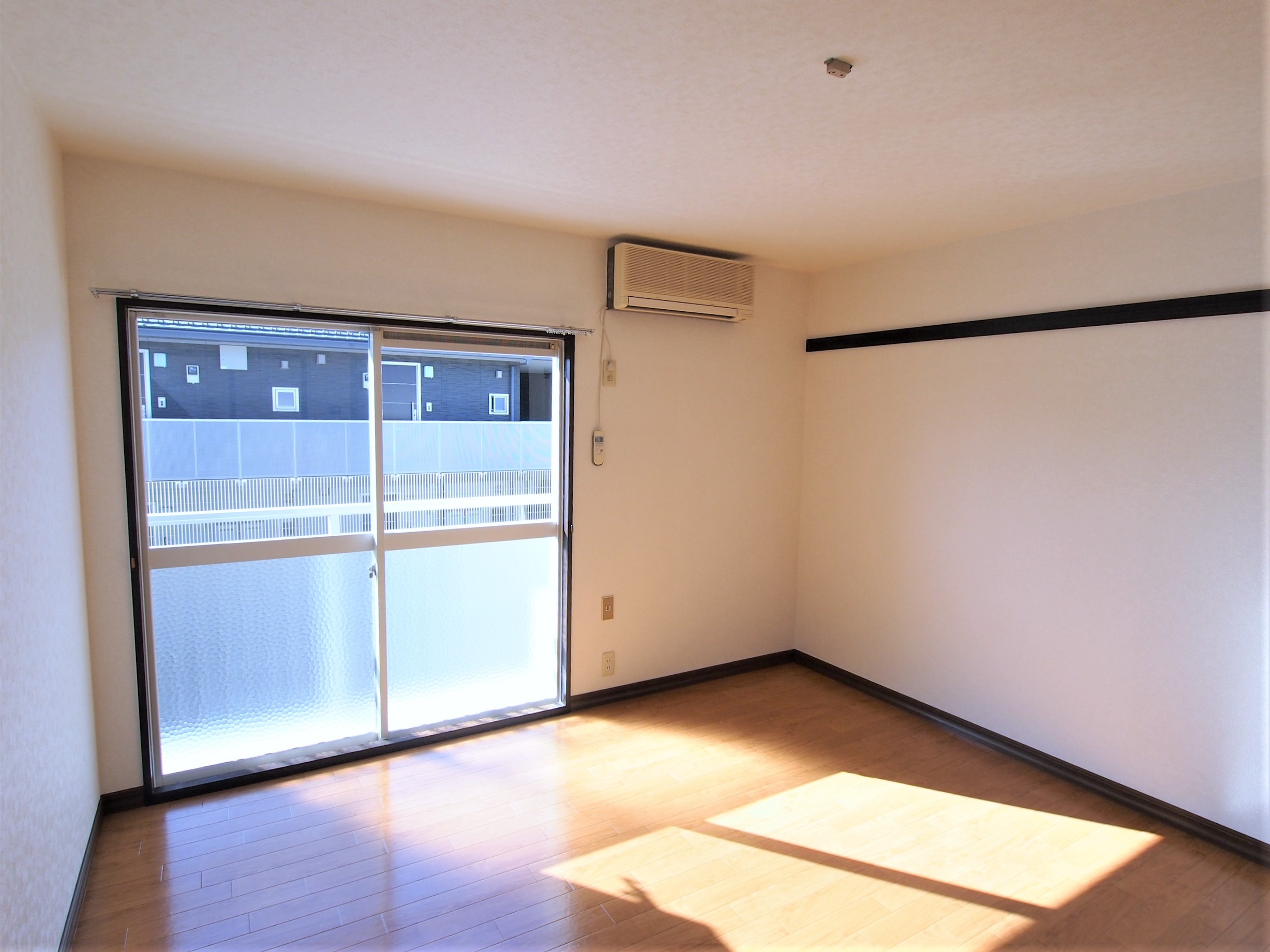 居室・リビング　洋室8.0帖　陽当たりのよい明るいお部屋です。