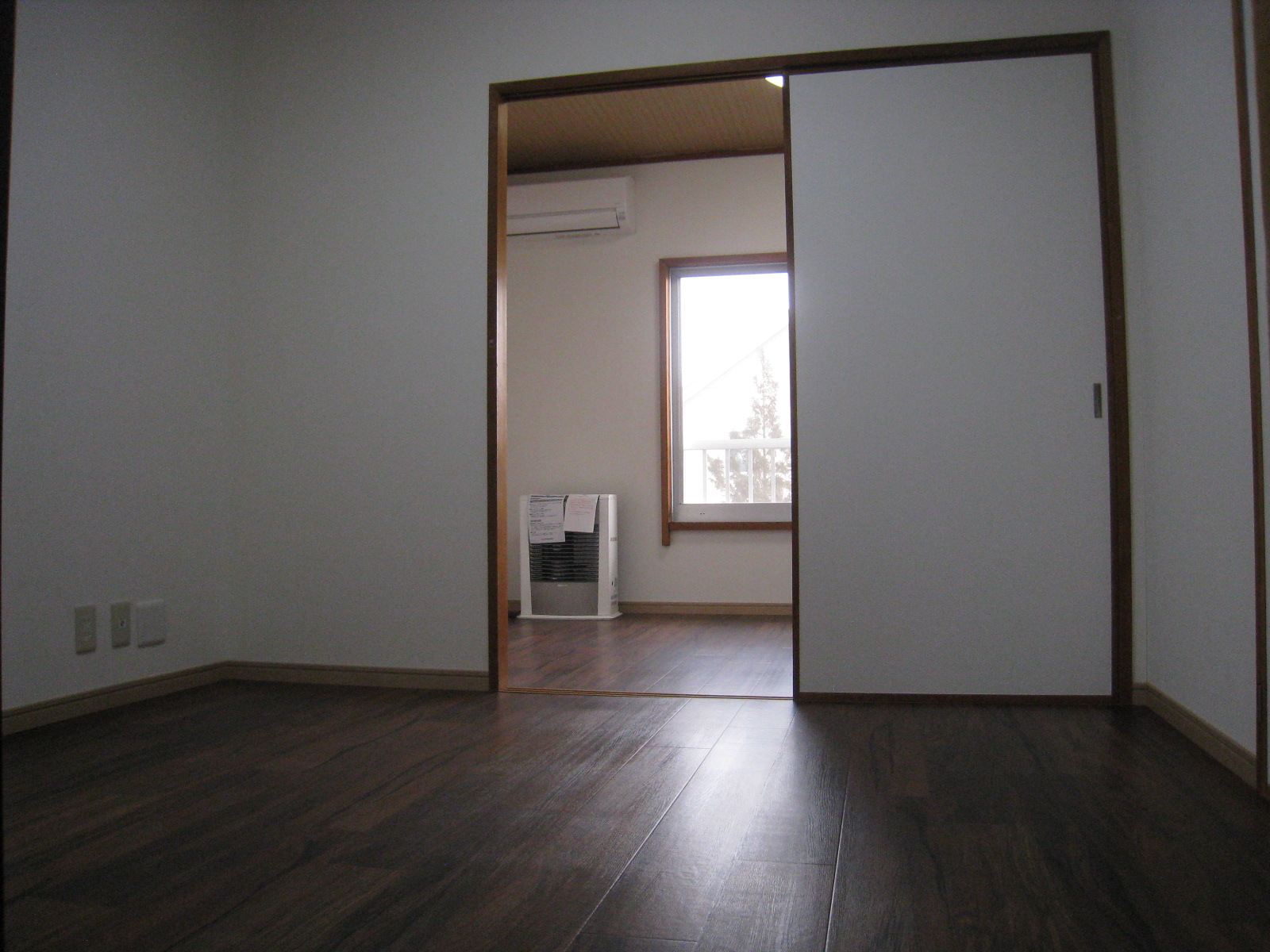 居室・リビング　洋室２部屋の様子です