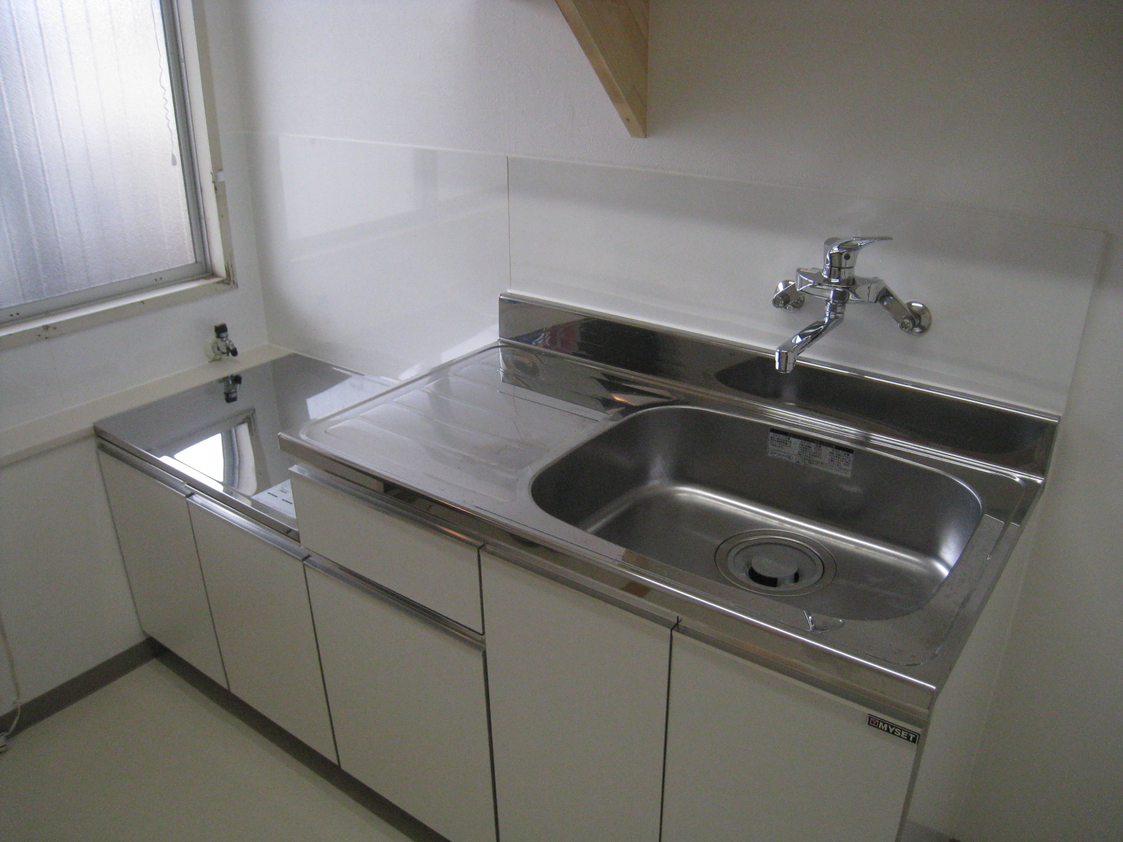 キッチン　台所　水回りはコンパクトで清潔感あります。