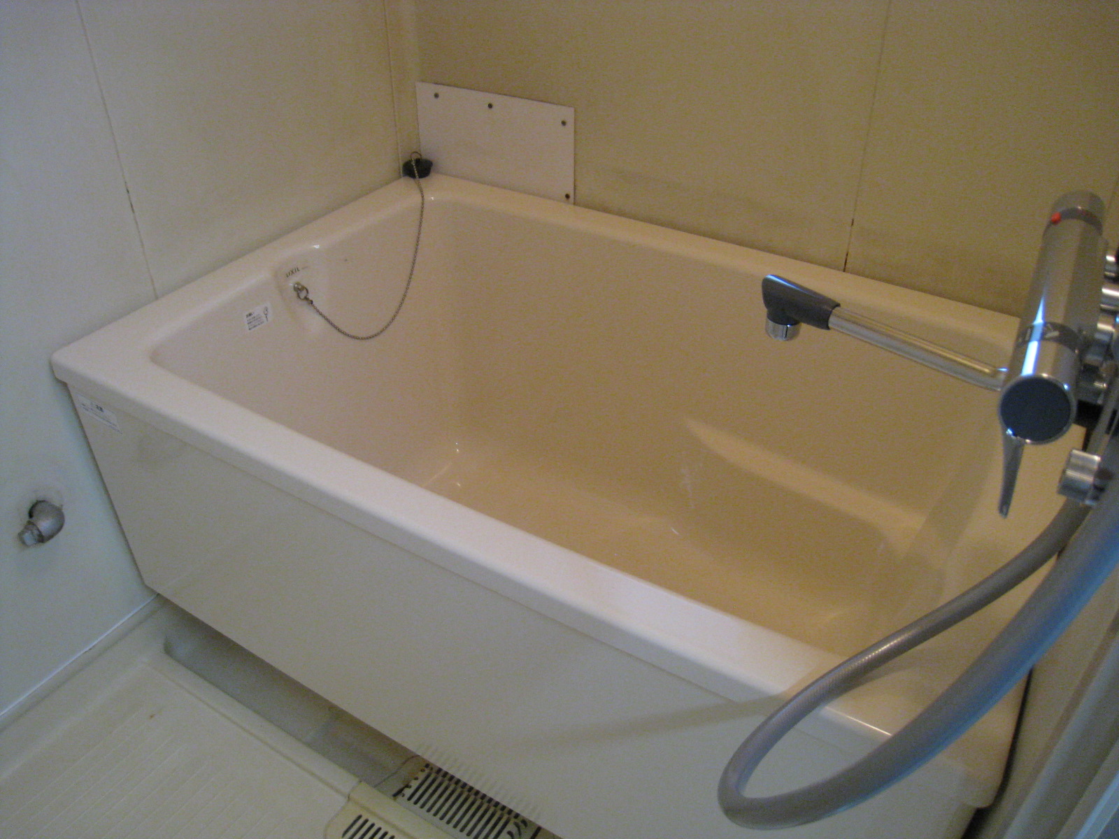 バス・シャワールーム　白い浴槽です。