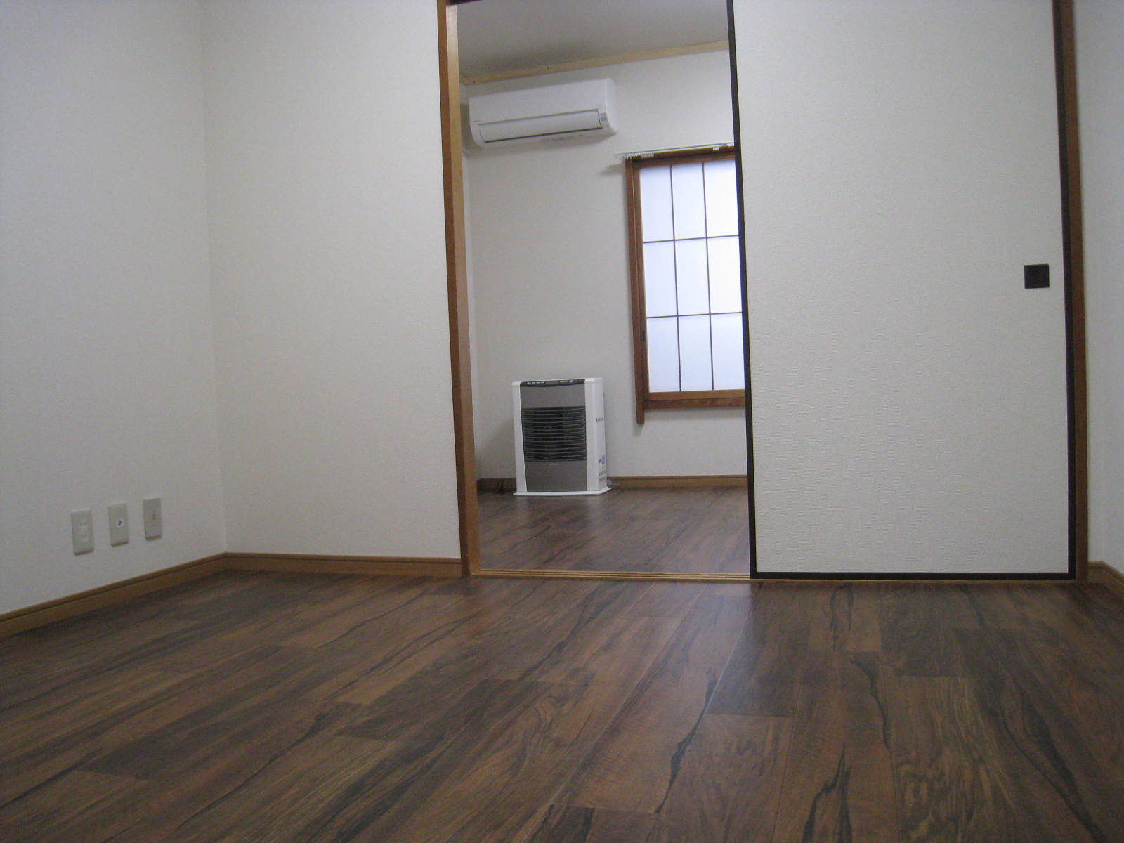 その他部屋・スペース　こげ茶色のフローリングです。