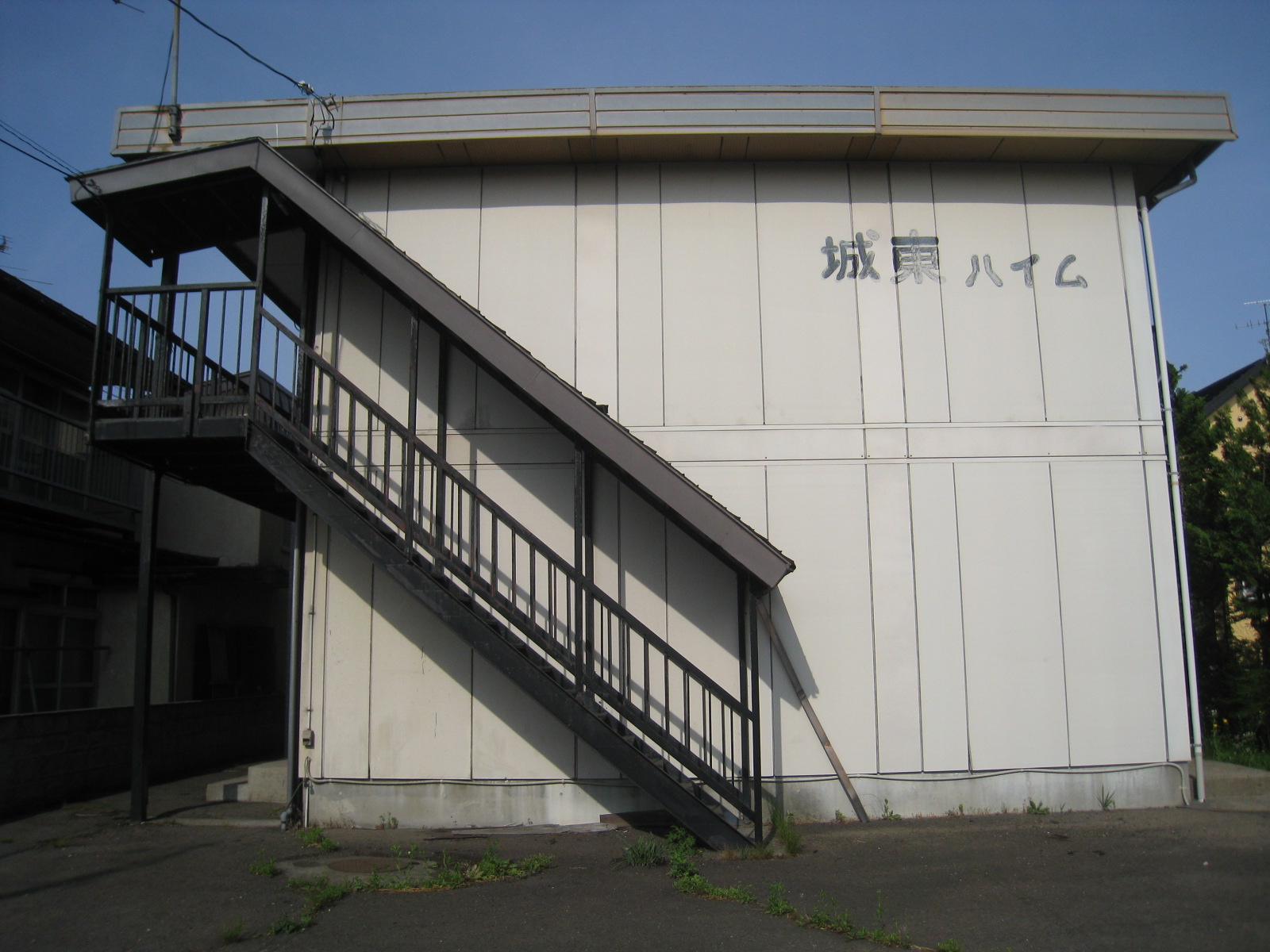 建物外観　白い外壁です。