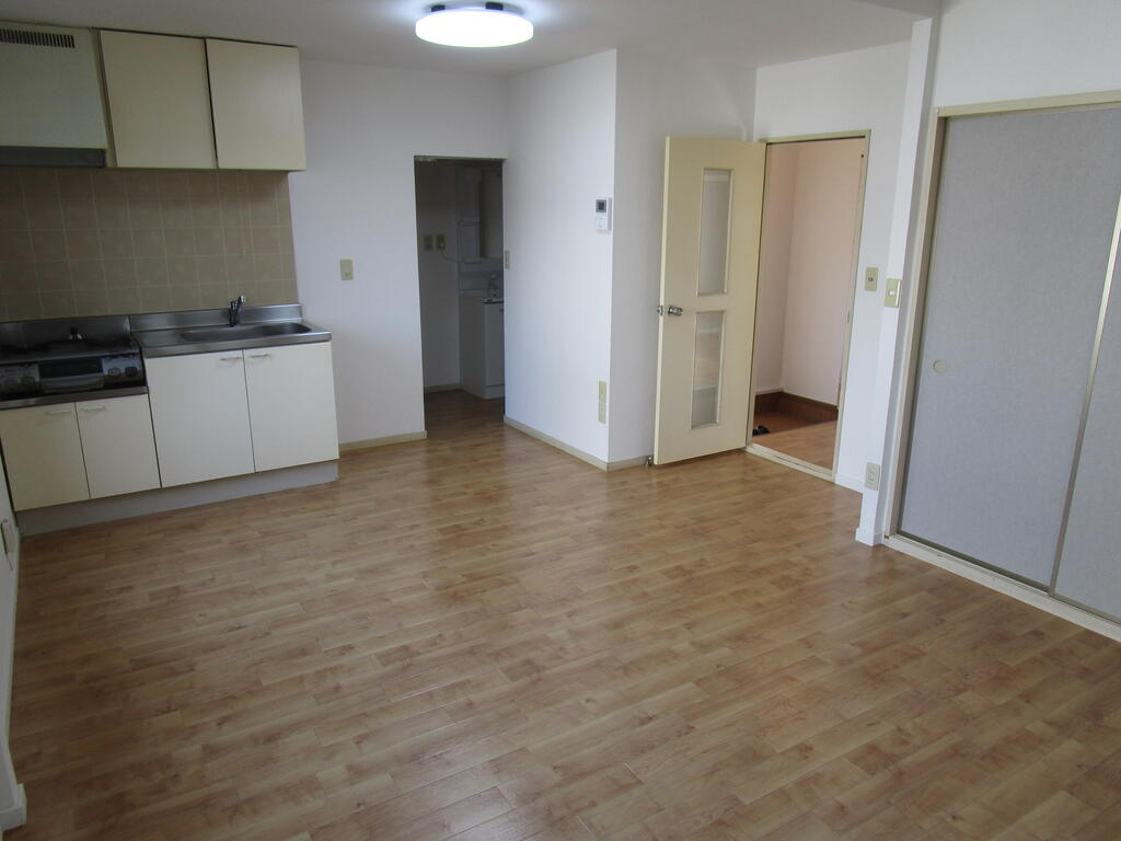 居室・リビング　北洋間6帖、小窓付