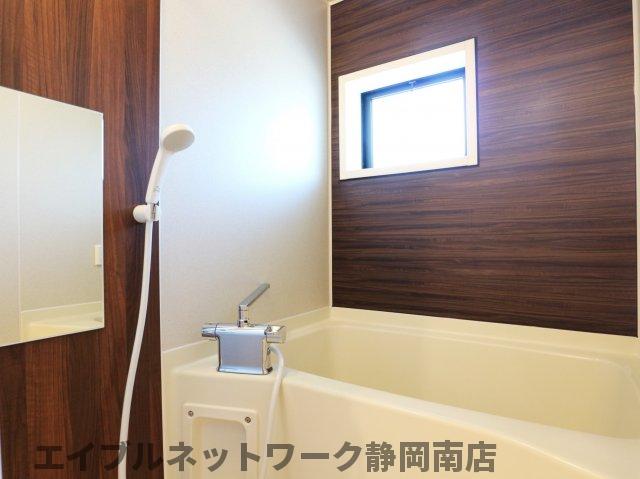 バス・シャワールーム　落ち着いた空間のお風呂です