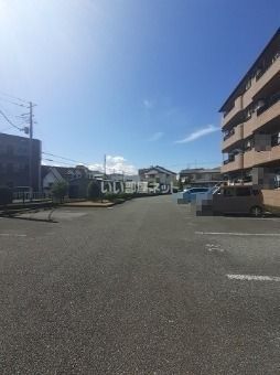 【富士市水戸島本町のマンションの駐車場】