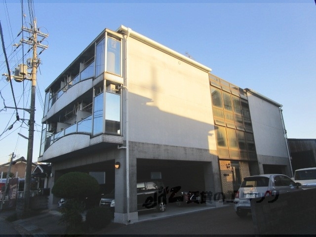 長岡京市井ノ内のマンションの建物外観