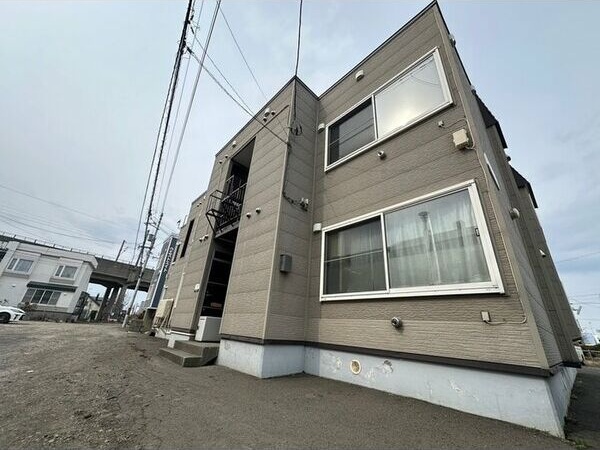 札幌市西区八軒十条西のアパートの建物外観