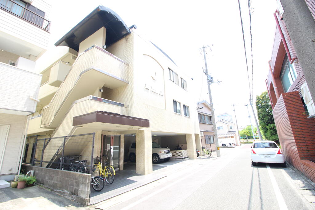 徳島市南前川町のマンションの建物外観