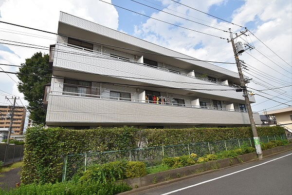 狛江市和泉本町のマンションの建物外観