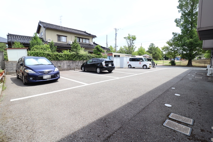 【金沢市有松のアパートの駐車場】