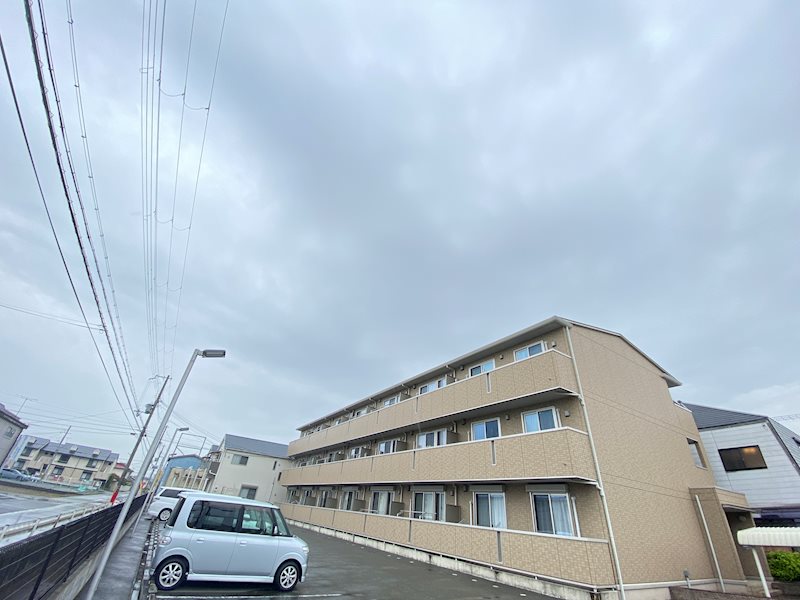 【姫路市飾磨区構のアパートの建物外観】