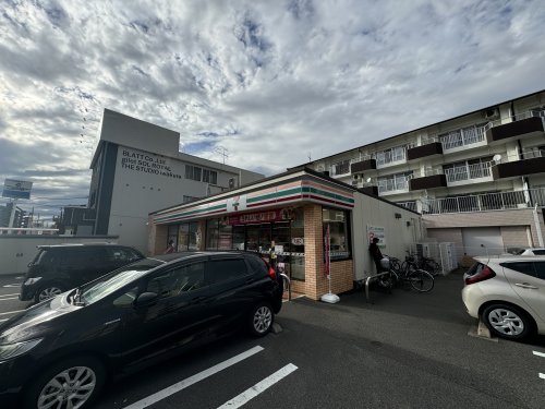 【コープ野村岩倉弐番館２０８号室のコンビニ】