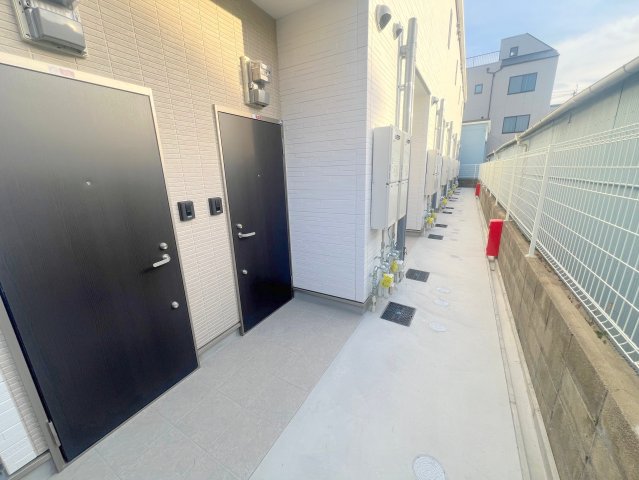 ロビー　奥行きのあるロビーは綺麗に片づけられています。