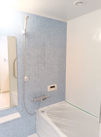 バス・シャワールーム　アクセントカラーがお洒落なお風呂です