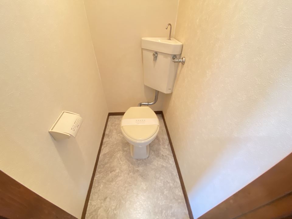 トイレ　白基調　清潔感溢れる洋式トイレ