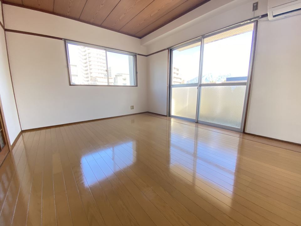 居室・リビング　角部屋で二面採光面です