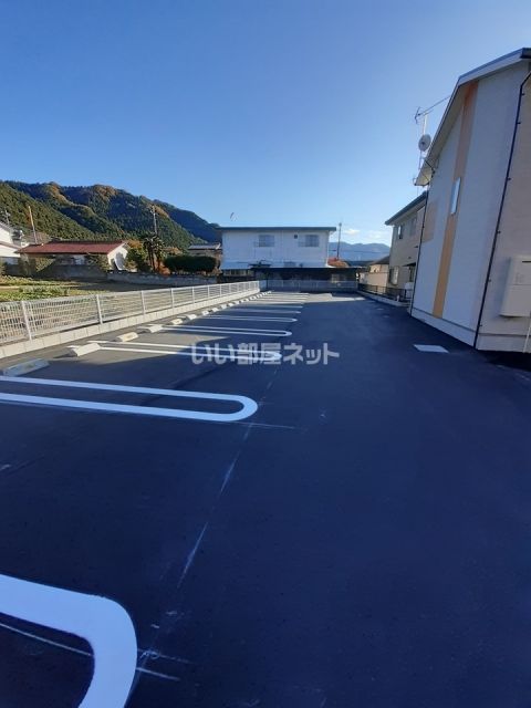 【児玉郡神川町大字渡瀬のアパートの駐車場】