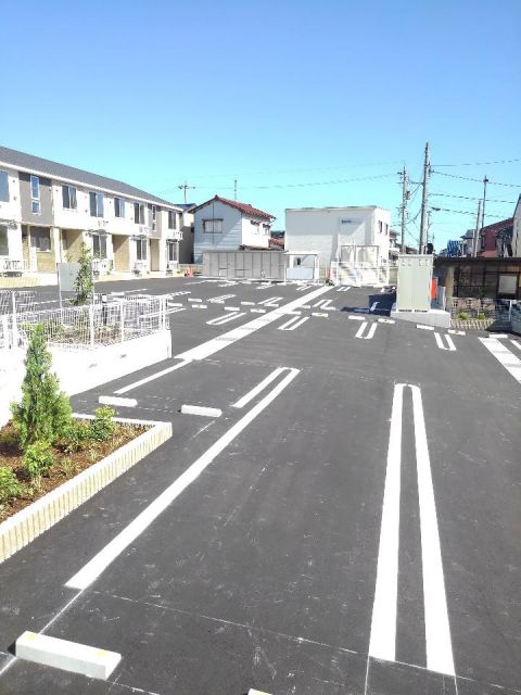 【河北郡内灘町字向粟崎のアパートの駐車場】