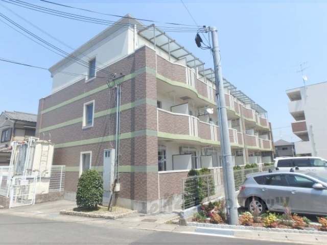 京田辺市東鍵田のマンションの建物外観