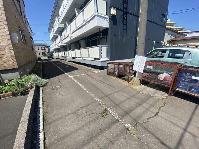 【函館市中島町のアパートの駐車場】