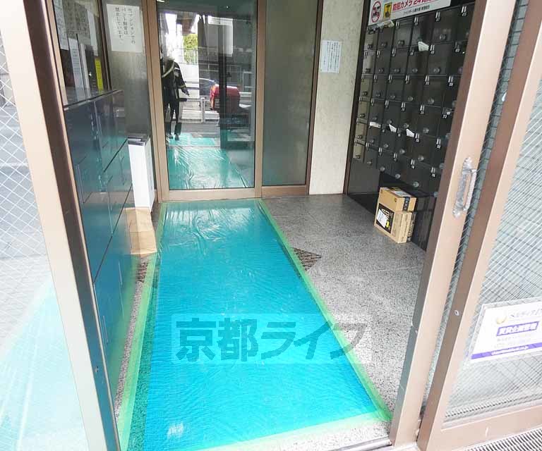 【京都市伏見区桃山町泰長老のマンションのエントランス】