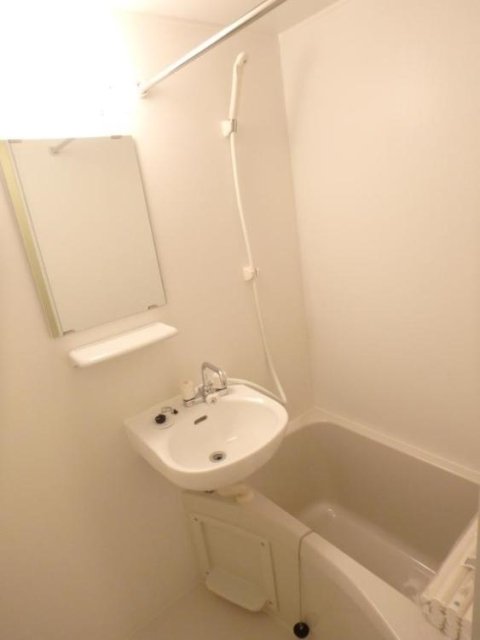 バス・シャワールーム　コンパクトで使いやすいお風呂です