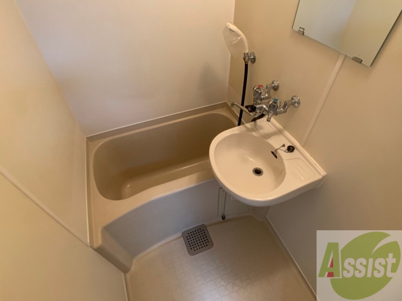 バス・シャワールーム　バスルームは狭すぎず、シャワーも浴びやすそうです。