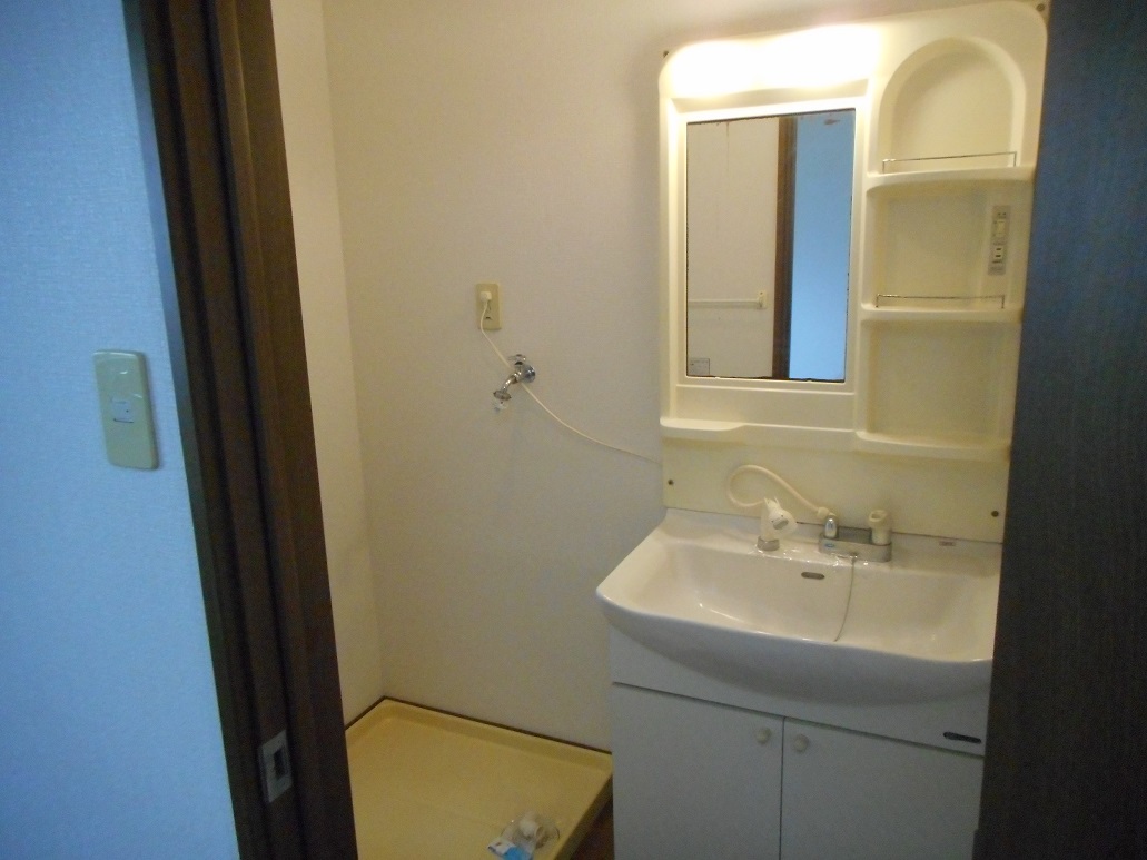 洗面設備　洗面化粧台、洗濯防水パン