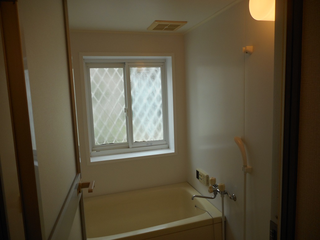 バス・シャワールーム　追炊き付、窓有り