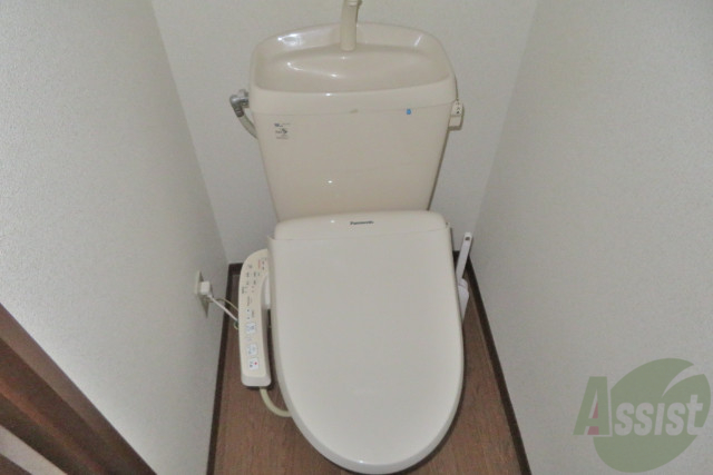 トイレ　お手洗いは、嬉しいウォシュレット付きです。